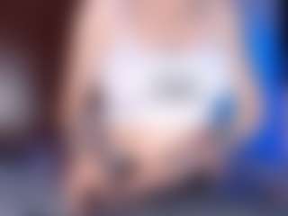 Carolineblich MILF webcam performer live streaming
