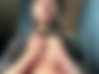 Live cam show with Auesha - Belly on Dare Cams