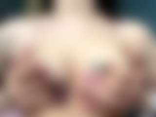 Live cam show with Auesha - Striptease on Camsoda