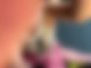 Live cam show with Auesha - Tease on Camsoda