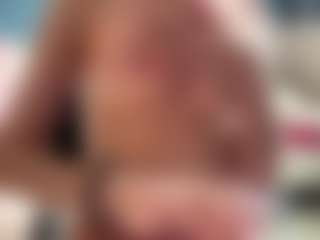 Spettacolo in cam dal vivo con Auesha - Striptease Skinny su Camsoda