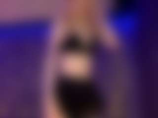 Live cam show with Adriana - Brown Hair Petite on Chatstar