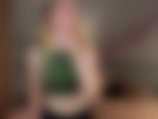 Live cam show with Temptress Emma - Camel Toe on Camsoda