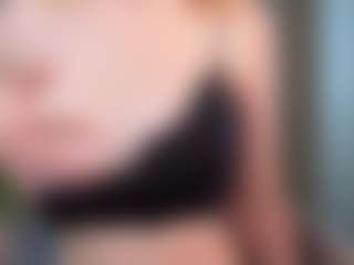 Live cam show with Temptress Emma - Camel Toe on TeamSkeetLive