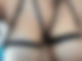 Kiara-Cruz's Live Sex Cam Show