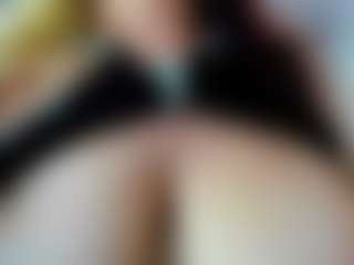 Live cam show with Kiara-Cruz - Striptease on Milfs Live