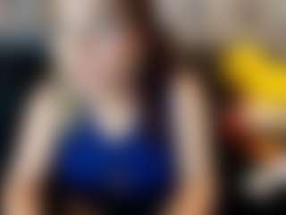 Live cam show with Kiara-Cruz - Striptease MILF on Camsoda