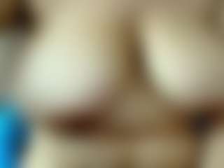 Live cam show with Kiara-Cruz - Striptease MILF on Milfs Live