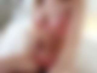 Live cam show with LauriTrucchio - Tongue on Camsoda