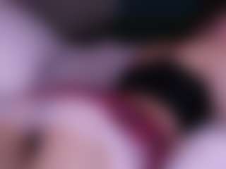 Live cam show with LauriTrucchio - Average on Milf Play