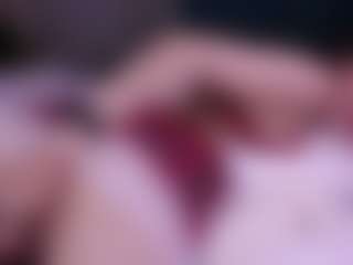 Live cam show with LauriTrucchio - Moaning on SmokeAndPoke