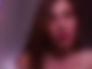 Live cam show with LauriTrucchio - Kisses on Camsoda