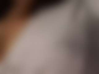 Live cam show with LauriTrucchio - Tongue on livesuperchat.net