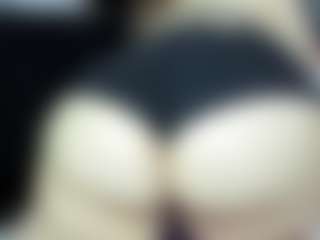 Live cam show with Alexaa Blumm - Fingers on madthumbs