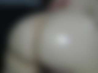 Live cam show with Alexaa Blumm - Oil on Camsoda