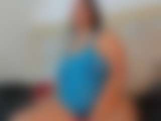 Live cam show with Jade-Roxx - Petite MILF on livesuperchat.net