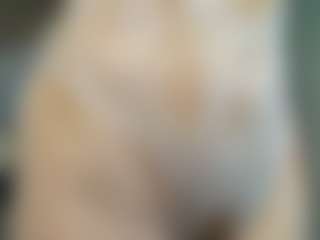 Live cam show with Candy-Sky-R - Athletic Public on milfzrlive.com