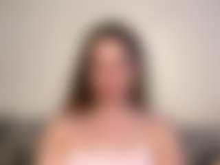 Live cam show with AdelinaComerford - Average on StripNow