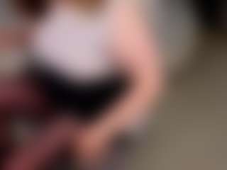 Live cam show with Karoline - Middle Aged on Camming Site