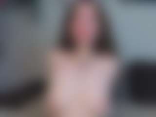 EmelineMooring's Live Sex Cam Show