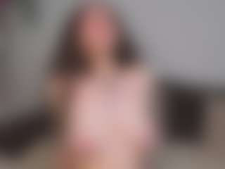 EmelineMooring's Live Sex Cam Show