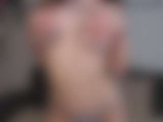 EmelineMooring's Live Sex Cam Show