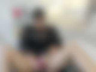 Live cam show with Gia-Fox - Shaved on CamwithHer