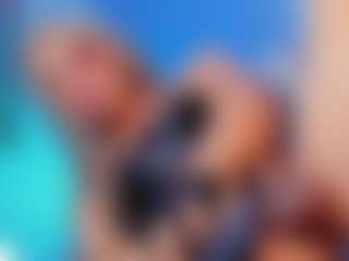 Live cam show with danniilee - English on StripNow