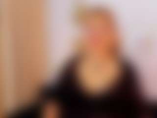 martina-curvy MILF webcam performer live streaming