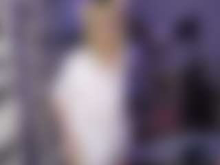Live cam show with Kim - Camel Toe on liverealitysex.com