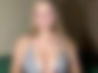 Live cam show with EvelyneGruis - Drinking on sexytreat.net