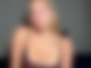 Live cam show with EvelyneGruis - Camel Toe on Dolls Live