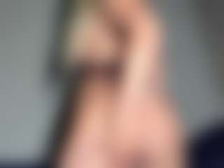 Live cam show with EvelyneGruis - Green Eyes on TeamSkeetLive