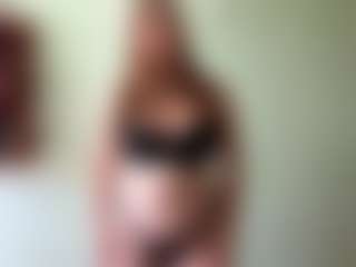 Live cam show with MaricruzWeisbrod - Dildo Or Vibrator Granny on Dolls Live