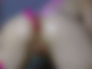 Live cam show with BeaDoll - Fingers on CamClone