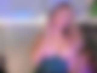 Live cam show with Sienna-Bellucci - Gamer Ebony on AdultVida.com