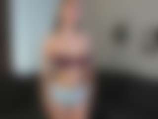 Live cam show with CorrinneHillestad - Brown Hair on Uber Horny