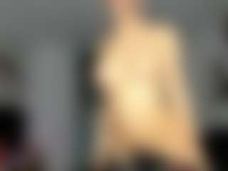 Live cam show with Eire-Spencer - Latina MILF on StripNow