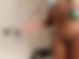 Live cam show with Alena Kenner - Athletic Ebony on Camsoda