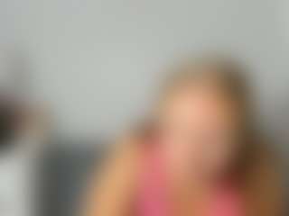 RoseAmazing MILF webcam performer live streaming