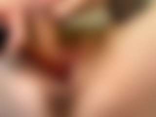Live cam show with Mia - Eating Pussy on friskycurves.com
