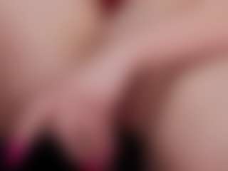 Live cam show with Mia - Nipple Piercings on Milf Play