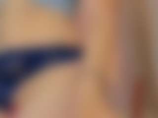 Live cam show with Lea - Drinking on friskycurves.com