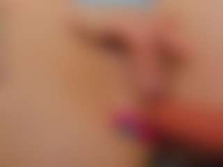 Live cam show with Lea - Shaved Pussy MILF on UwU Esports