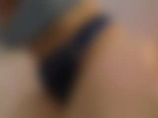 Live cam show with Lea - Amateur MILF on Sweet Sext