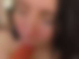 Live cam show with Lea - Tease MILF on chickslive.net