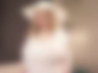 Live cam show with DovieJackman - Gagging on fapnchat