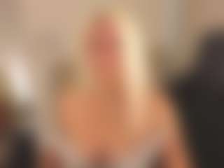 Live cam show with April-Nelson - Public Curvy on SquirtSoMuch