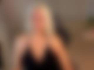 Live cam show with April-Nelson - Shaved Pussy on Camsoda