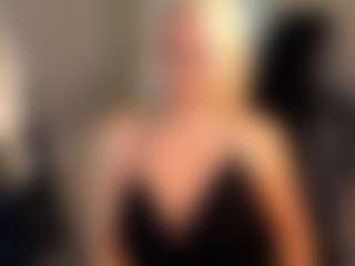 Live cam show with April-Nelson - Oil on justonemore.cc